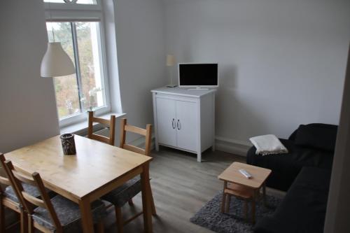 a living room with a table and a couch at 3-Raum Ferienwohnung "Scheppler" in Rabel
