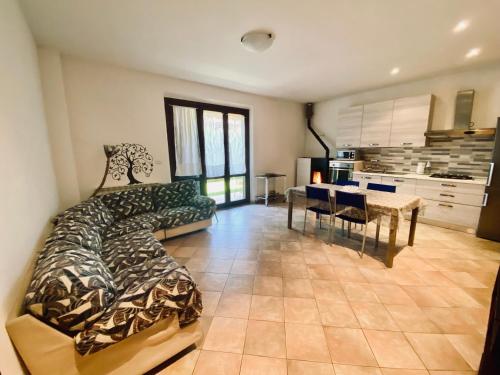 salon z łóżkiem i jadalnią w obiekcie Casa Vacanze Barbara w mieście Sant Arcangelo