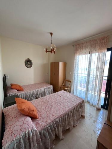 1 Schlafzimmer mit 2 Betten und einem Fenster in der Unterkunft BAHIA alquiler solo para familias in Playa de Gandia