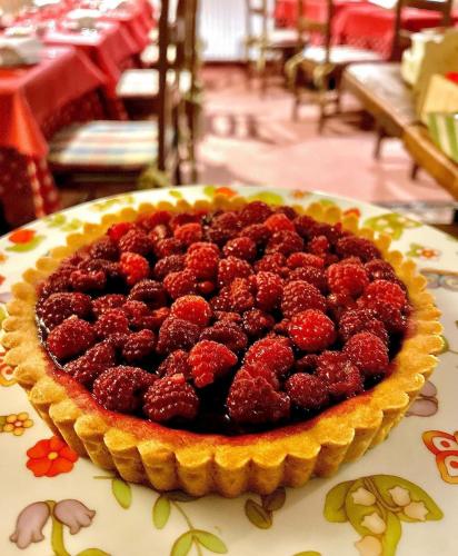 a raspberry pie sitting on top of a table at HOTEL LA NIGRITELLA in Bardonecchia