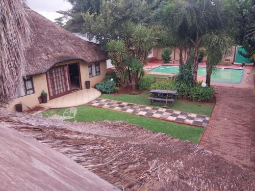 Taman di luar revival guest house