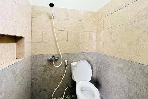 een badkamer met een douche en een toilet. bij RedDoorz At Teratai Homestay Medan Amplas in Medan