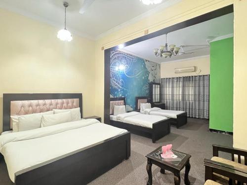 sypialnia z 2 łóżkami i salon w obiekcie Rose Lodges Guest House w mieście Islamabad