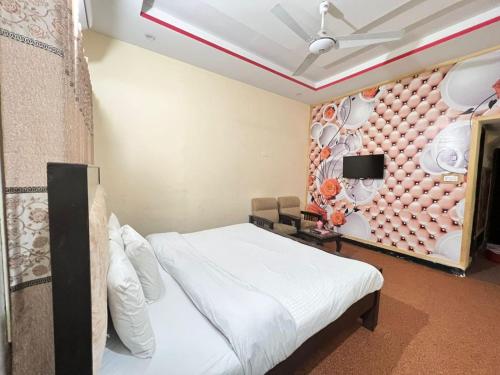 1 dormitorio con 1 cama y pared con tazas en Rose Lodges Guest House en Islamabad