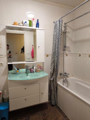 une salle de bain avec un lavabo, une baignoire et un miroir dans l'établissement Lovely Appartment In Paris - Near Arena Porte de la Chapelle, à Paris