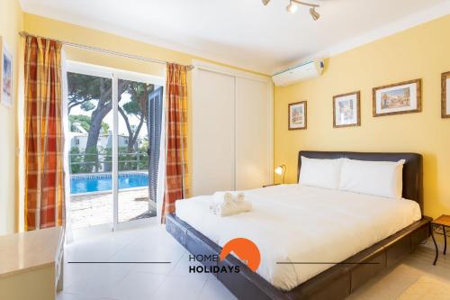 a bedroom with a bed and a window at #214 Vivenda 3 Quartos by Home Holidays in Branqueira