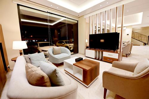 TV at/o entertainment center sa أبهى سكن للشقق المخدومة