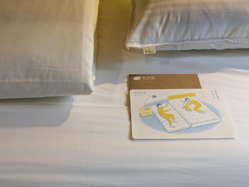a book sitting on top of a bed at 都蘭小星民宿 Dulan Star Guest House in Donghe