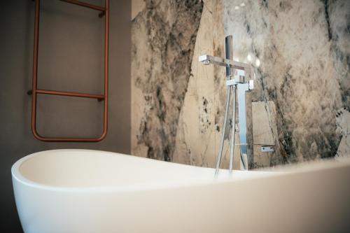 Ένα μπάνιο στο Amario Suites Hotel