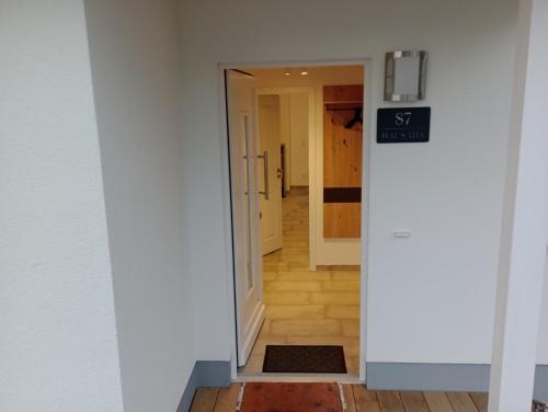 a hallway with a door leading into a room at Ida - Nordhorn in Nordhorn