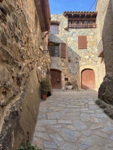 an alley in a stone building with a door at Casa Rural Cal Vellet del Priorat in La Vilella Baixa
