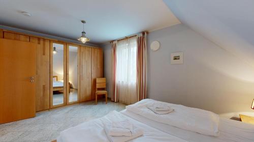 1 dormitorio con 1 cama blanca grande en una habitación en strandnahes Ferienhaus mit Terrasse, Strandamsel, Binz en Binz