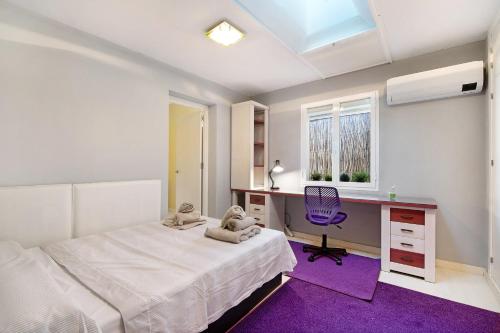 a bedroom with a bed and a desk and a window at Goleta in El Puerto de Santa María