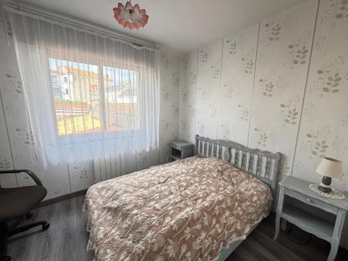 une chambre avec un lit, une fenêtre et une table dans l'établissement Appartement Confortable à 100m de la Plage, Centre-ville Les Sables-d'Olonne - FR-1-197-593, à Les Sables-dʼOlonne