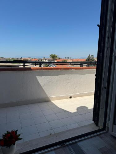 a room with a window with a view of a beach at Come a Casa in Paestum