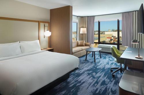 ディケーターにあるFairfield by Marriott Inn & Suites Decaturのベッドとデスクが備わるホテルルームです。