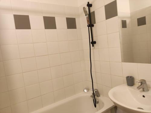 een badkamer met een douche en een wastafel bij Cosy Appart Paris in Vitry-sur-Seine