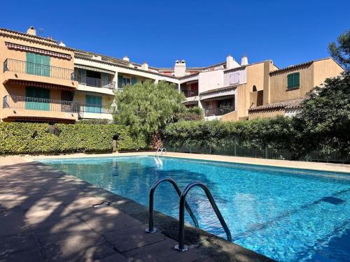 une piscine devant un immeuble dans l'établissement Studio duplex proche mer gare commerce, à Saint-Raphaël