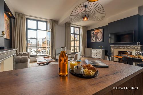 Η κουζίνα ή μικρή κουζίνα στο Suites MANA - Cupidon avec superbe vue Place Ducale Parking inclus