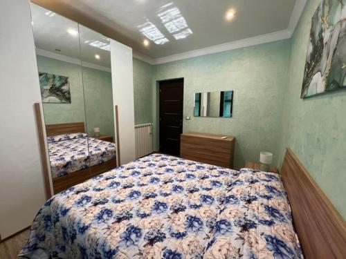 1 dormitorio con 2 camas y espejo en Appartamento un mare di fiori, en Ventimiglia