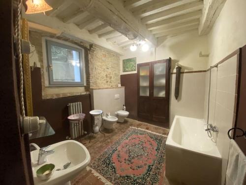 パニカーレにあるAntica Casa dei Fratiのバスルーム(シンク、バスタブ、トイレ付)