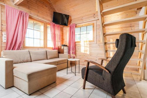 - un salon avec un canapé et une chaise dans l'établissement Lossisaari Tourist Center, à Keitele