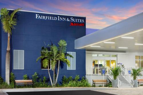 un edificio azul con palmeras delante en Fairfield Inn & Suites by Marriott Key West at The Keys Collection en Cayo Hueso