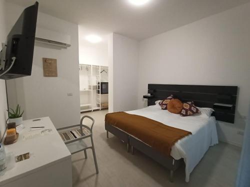 1 dormitorio con 1 cama y 1 silla en Residence Borromeo en Cesano Maderno