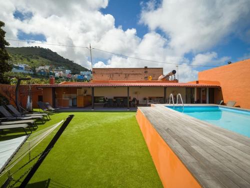 Bazén v ubytování Luxury Banana Haven Villa with pool by CanaryScape nebo v jeho okolí