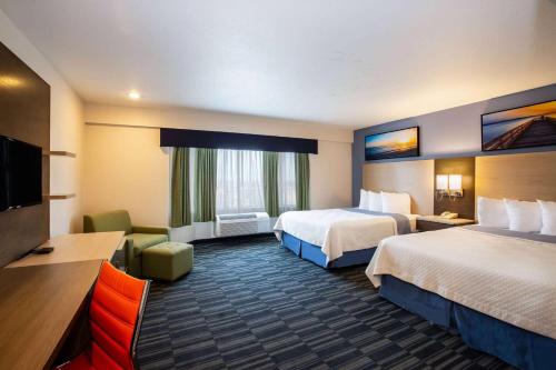 een hotelkamer met 2 bedden en een flatscreen-tv bij Days Inn by Wyndham Monterey Downtown in Monterey