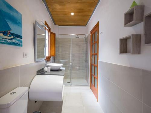 Koupelna v ubytování Luxury Banana Haven Villa with pool by CanaryScape