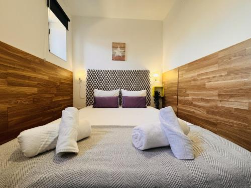 - une chambre avec un grand lit et 2 oreillers dans l'établissement Casa Luz Apartamento 2, 