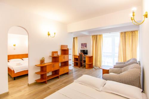 um quarto de hotel com uma cama e um quarto em Villa Caprice em Constança