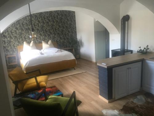 ein Schlafzimmer mit einem Bett und einem Schreibtisch in einem Zimmer in der Unterkunft Apartmán Pod Synagogou in Humpolec