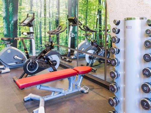 een fitnessruimte met een rij hometrainers bij Novotel Sevilla in Sevilla