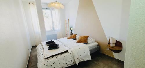 une petite chambre avec un lit dans une pièce dans l'établissement Superbe T2 - Proche gare, à Perpignan