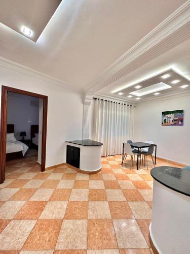 a living room with a table and a table at Casa central in Tetouan