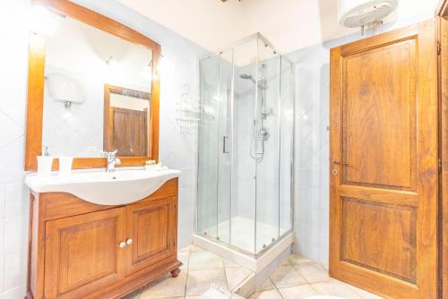 a bathroom with a sink and a shower at La Terrazza Felice - in centro a Perugia in Perugia