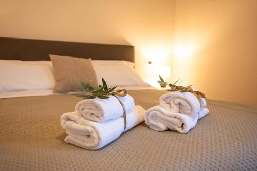 una camera d'albergo con asciugamani sul letto di Natuscia Country Villa - Private Jacuzzi - Garden a Ronciglione