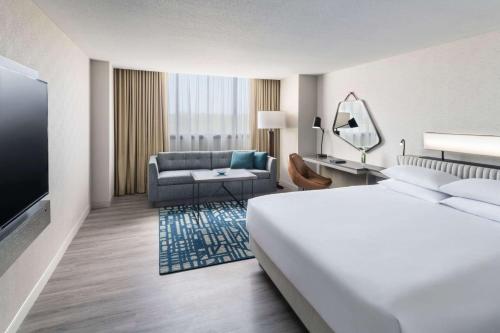 une chambre d'hôtel avec un lit et un canapé dans l'établissement Hyatt Regency O'Hare Chicago, à Rosemont