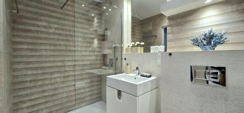 y baño con lavabo blanco y ducha. en Apartament Dreams Przystań Letnica by TriApart en Gdansk