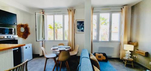 un salon avec un canapé bleu et une table dans l'établissement Superbe T2 - Proche gare, à Perpignan