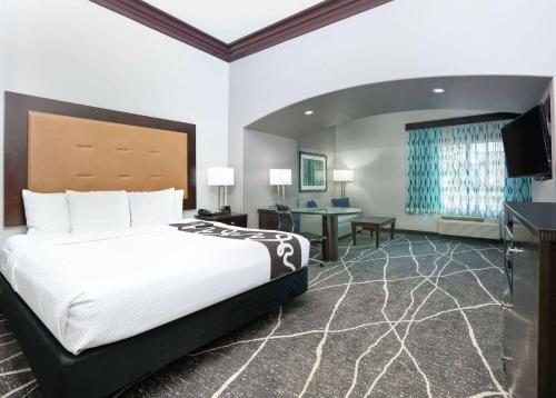 a hotel room with a bed and a desk at La Quinta by Wyndham Little Rock - Bryant in Bryant