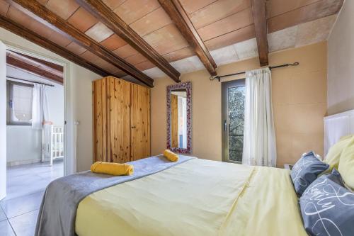 um quarto com uma cama grande e toalhas amarelas em Sa Torreta Campos em Campos
