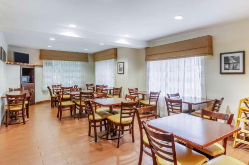 Kuchyň nebo kuchyňský kout v ubytování Sleep Inn Sea Tac Airport