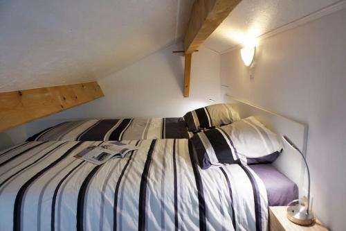 Ένα ή περισσότερα κρεβάτια σε δωμάτιο στο L'atelier, chalet proche lac et océan à Hourtin