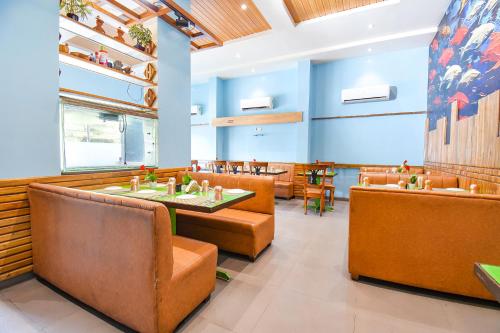 Гостиная зона в FabHotel Royal Empire - Bird Valley Udhyan