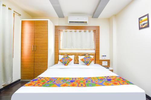 um quarto com uma cama grande e uma janela em FabHotel Royal Empire em Chinchwad