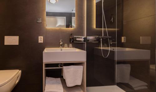 a bathroom with a sink and a toilet at Fletcher Hotel-Restaurant Langewold in Roden