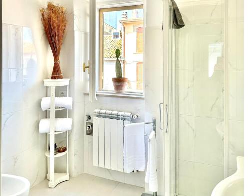 een badkamer met een wastafel, een toilet en een raam bij LA CASA SUL MARE in San Vito Chietino